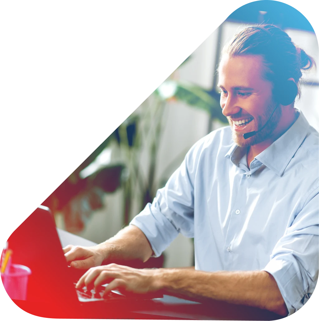 operator speaking to customer while on computer.